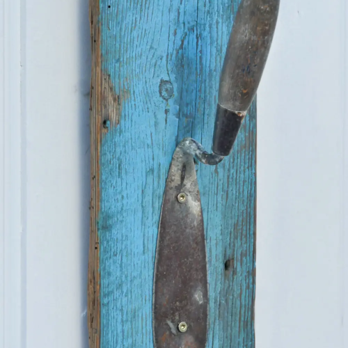 Upcycling-Garderobenhaken „Kellenhalter“ aus altem Werkzeug und hitzebehandeltem Holz. Nachhaltig & handgefertigt!