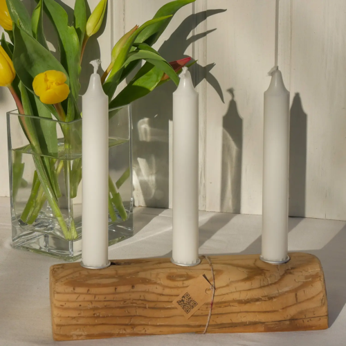 Upcycling-Kerzenständer aus altem Dachbalken mit natürlichen Rissen und Wurmlöchern. Nachhaltig & handgefertigt.