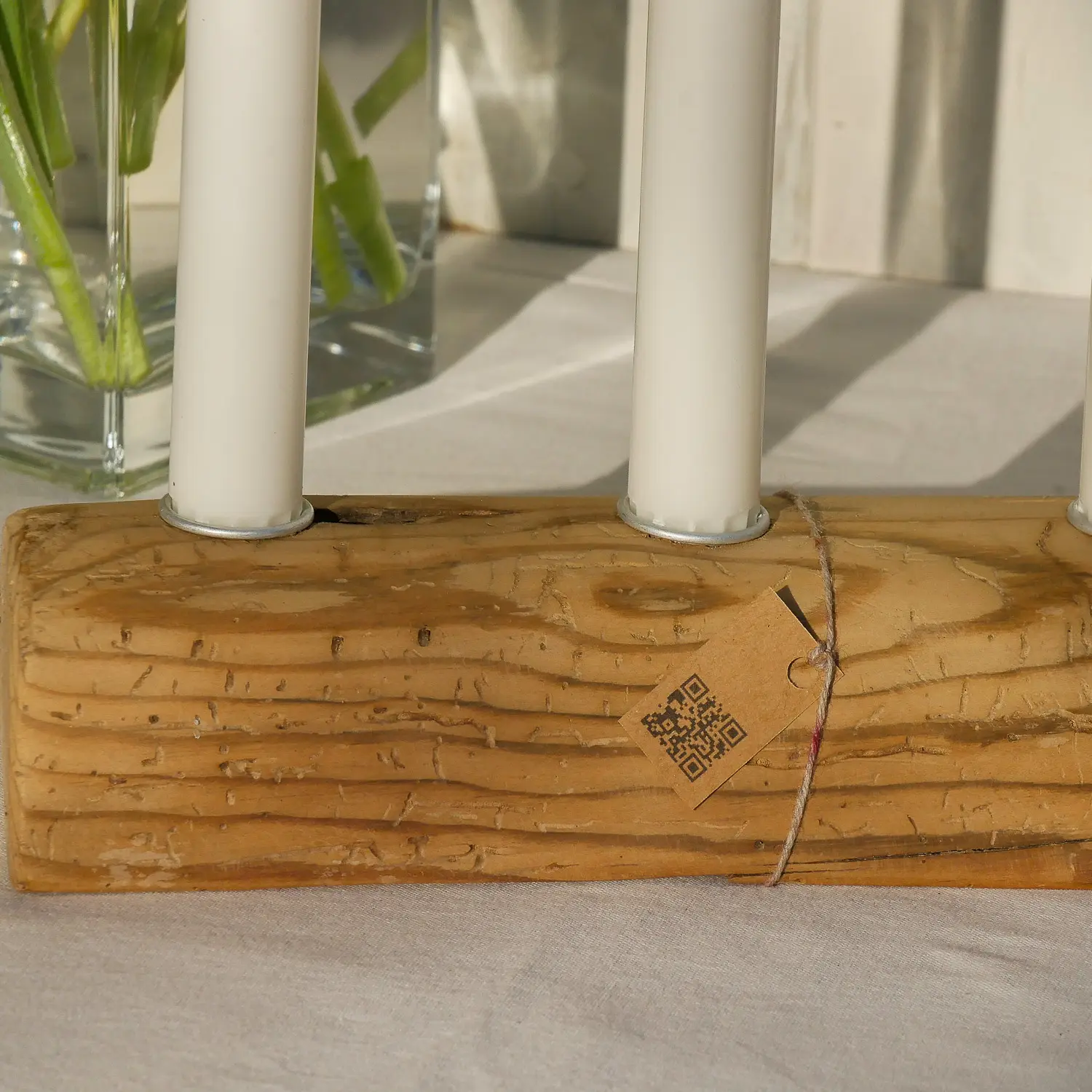 Upcycling-Kerzenständer aus altem Dachbalken mit natürlichen Rissen und Wurmlöchern. Nachhaltig & handgefertigt.
