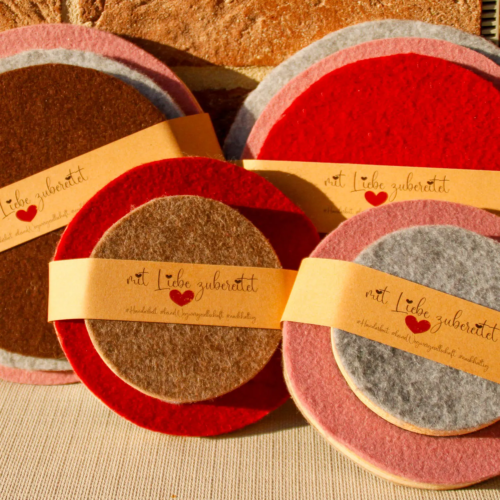 Handgefertigte Topfuntersetzer rund aus recyceltem Echtholz im skandinavischen Stil, 3er-Set mit buntem Filz-Vlies. Nachhaltige Handarbeit.