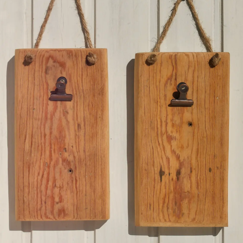 Aufnahme eines handgearbeiteten Wand-Notizhalters aus recyceltem Altholz im skandinavischen Stil. Holzmaserung ist sichbat und Befestigungsclip für Notizen ist vorhanden. Nachhaltig & handgefertig.