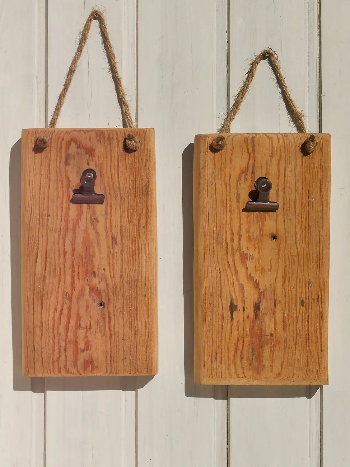 Aufnahme eines handgearbeiteten Wand-Notizhalters aus recyceltem Altholz im skandinavischen Stil. Holzmaserung ist sichbat und Befestigungsclip für Notizen ist vorhanden. Nachhaltig & handgefertig.