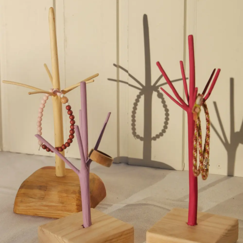 Rustikaler Schmuckhalter aus skandinavischem Nadelholz, nachhaltiges Upcycling-Unikat.