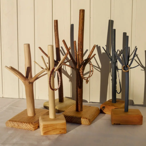 Rustikaler Schmuckhalter aus skandinavischem Nadelholz, nachhaltiges Upcycling-Unikat.