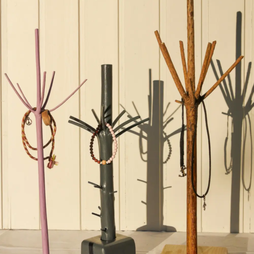 Rustikaler Schmuckhalter aus skandinavischem Nadelholz, nachhaltiges Upcycling-Unikat.