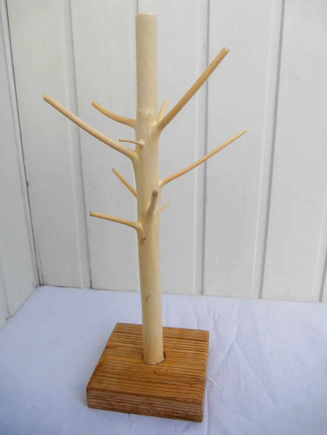 Rustikaler Schmuckhalter aus skandinavischem Nadelholz, nachhaltiges Upcycling-Unikat.