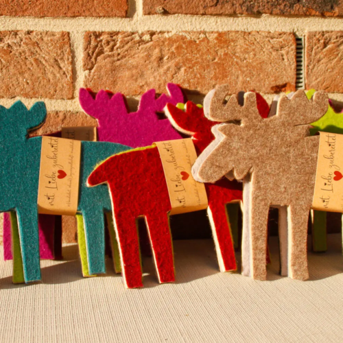 Nachhaltiger Topfuntersetzer Elch im 2er-Set aus Upcycling-Holz und farbigem Vlies – skandinavische Geschenkidee. Nachhaltig und handgefertigt.