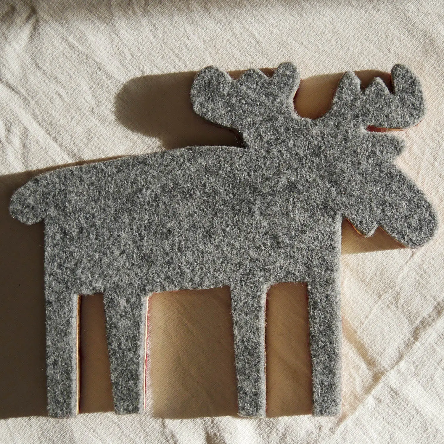 Handgemachter Topfuntersetzer Elch aus Upcycling-Holz, beidseitig mit farbigem Vlies beklebt. Nachhaltig & handgefertigt.