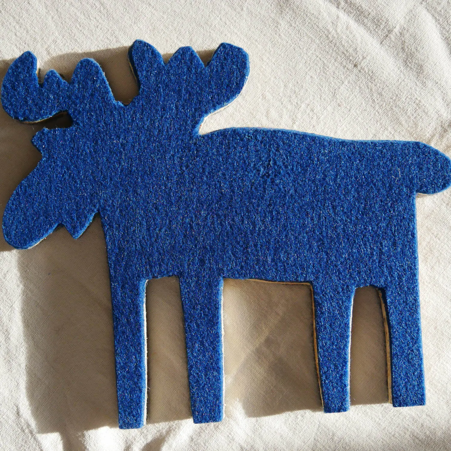 Handgemachter Topfuntersetzer Elch aus Upcycling-Holz, beidseitig mit farbigem Vlies beklebt. Nachhaltig & handgefertigt.