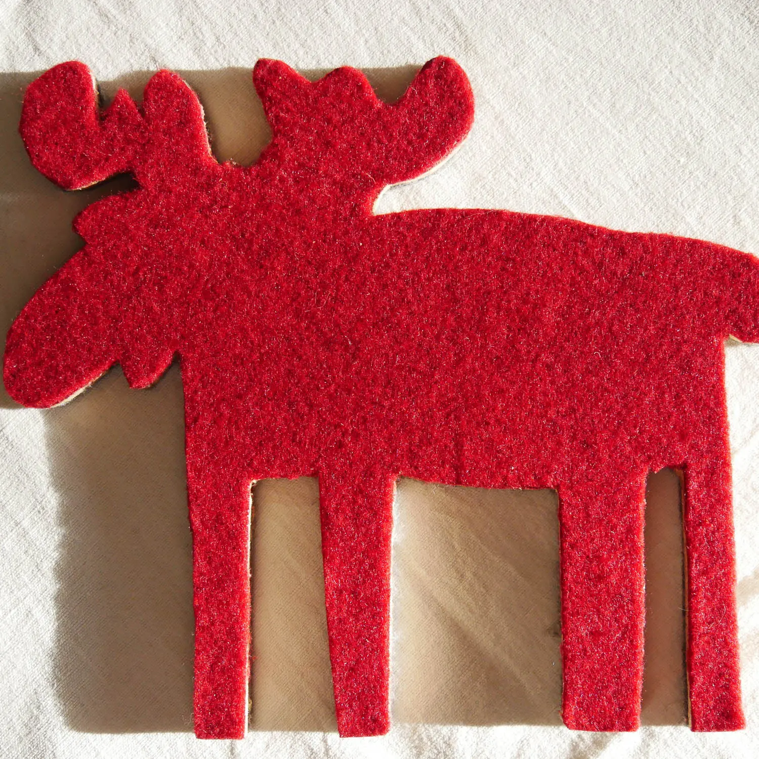 Handgemachter Topfuntersetzer Elch aus Upcycling-Holz, beidseitig mit farbigem Vlies beklebt. Nachhaltig & handgefertigt.