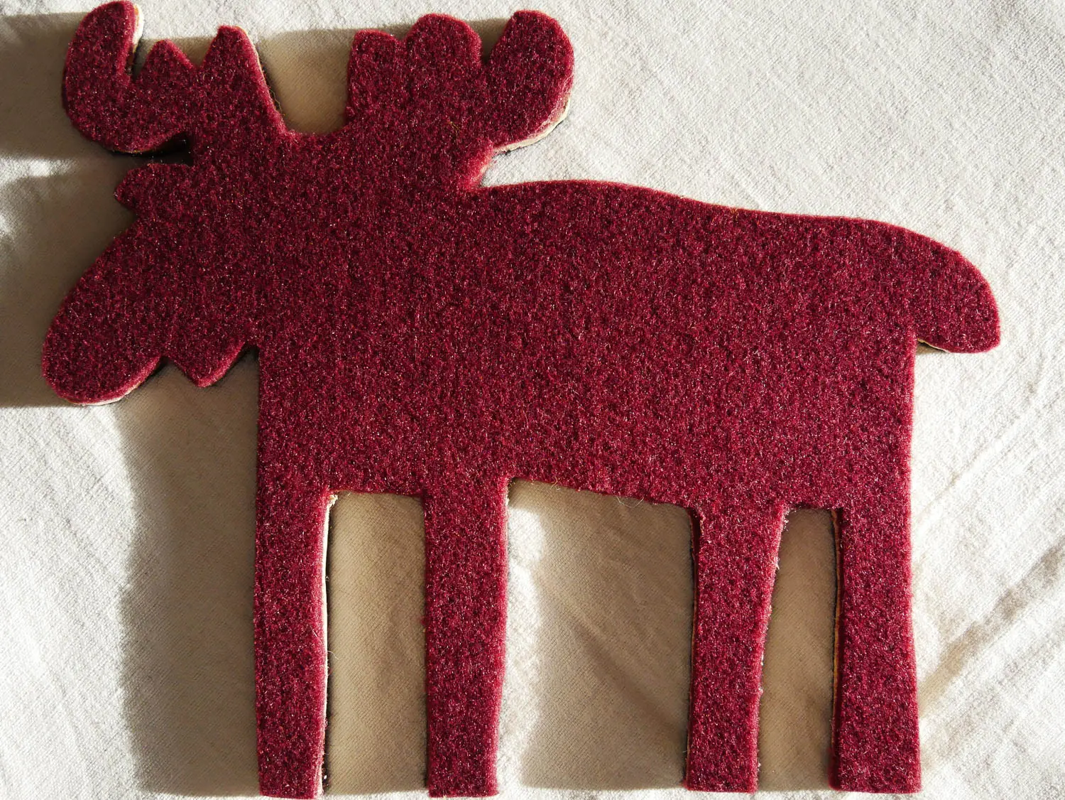 Handgemachter Topfuntersetzer Elch aus Upcycling-Holz, beidseitig mit farbigem Vlies beklebt. Nachhaltig & handgefertigt.