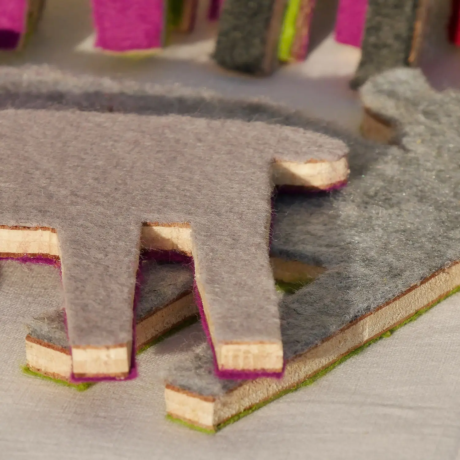 Handgemachter Topfuntersetzer Elch aus Upcycling-Holz, beidseitig mit farbigem Vlies beklebt. Nachhaltig & handgefertigt.