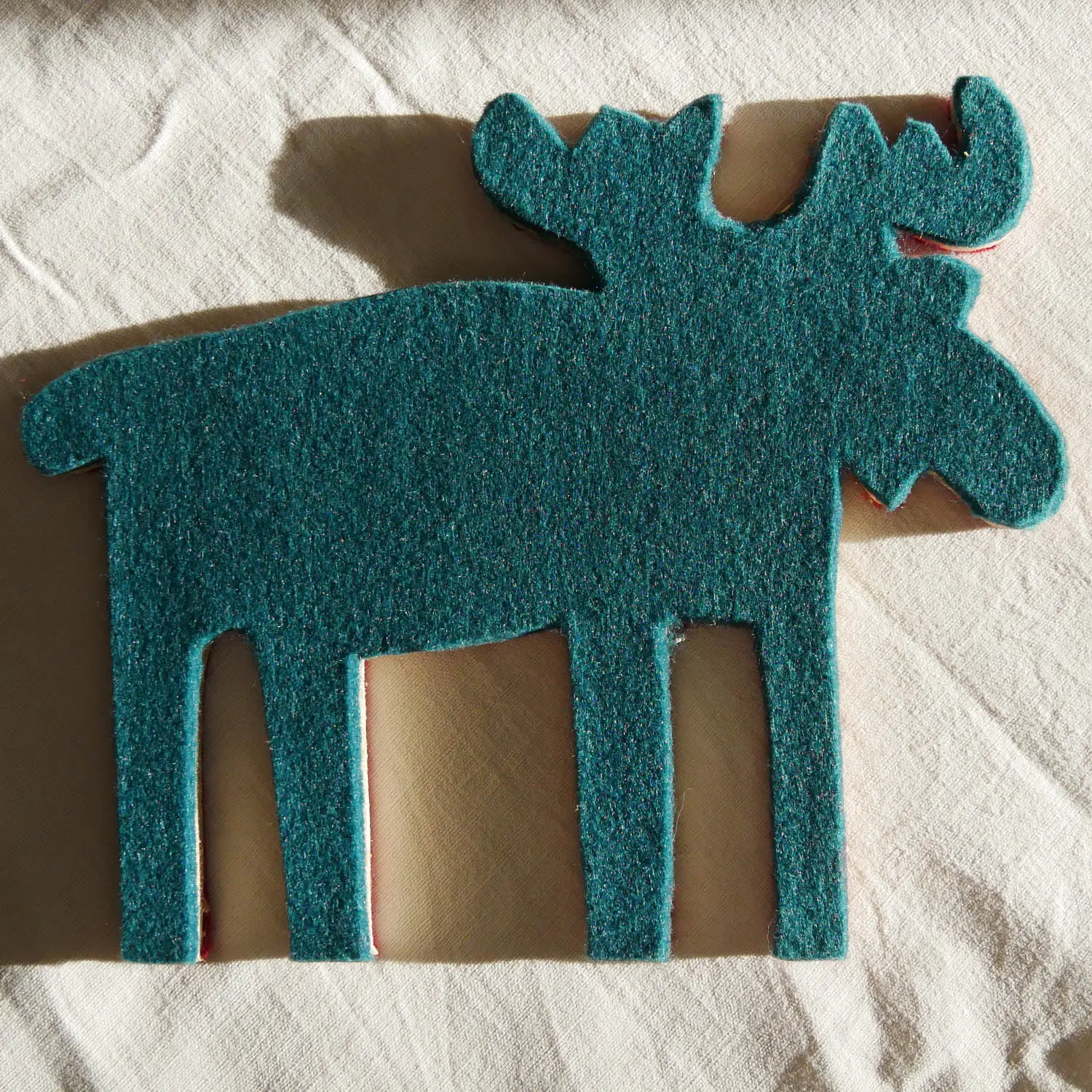 Handgemachter Topfuntersetzer Elch aus Upcycling-Holz, beidseitig mit farbigem Vlies beklebt. Nachhaltig & handgefertigt.
