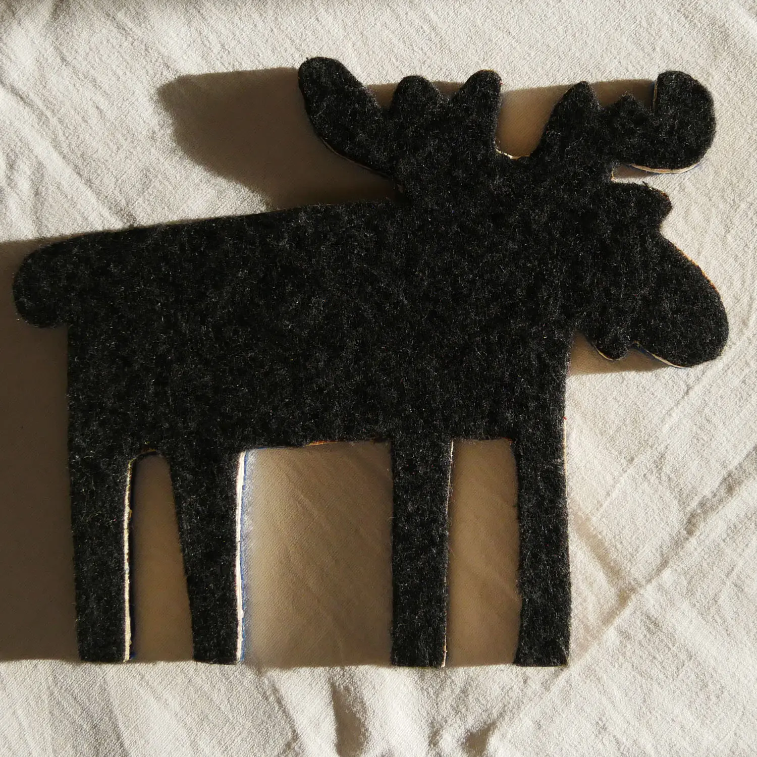 Handgemachter Topfuntersetzer Elch aus Upcycling-Holz, beidseitig mit farbigem Vlies beklebt. Nachhaltig & handgefertigt.
