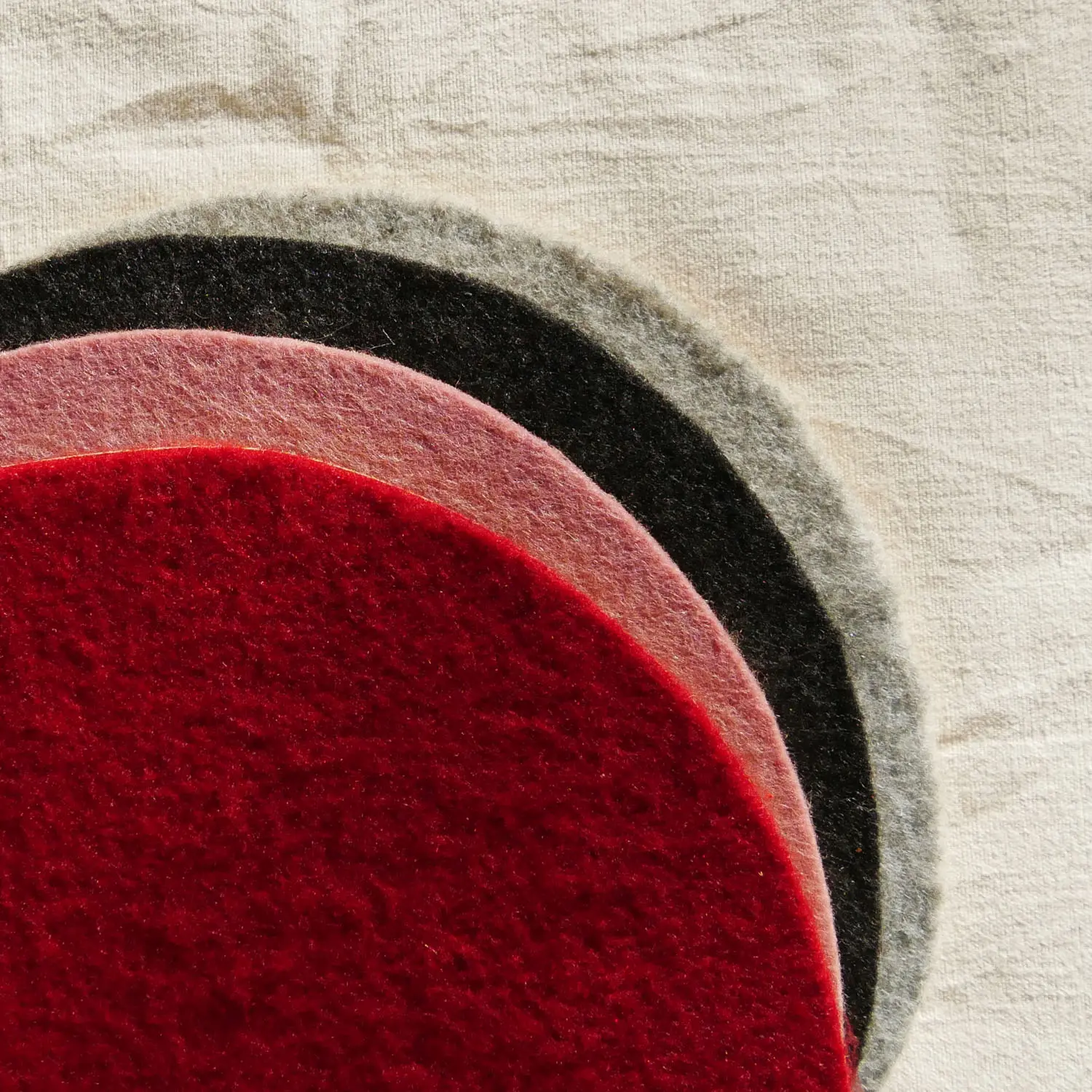 Nachaufnahme Vlies in der Farbe rot, altrosa, anthrazit und grau. Nachhaltig und ressourcenschonend