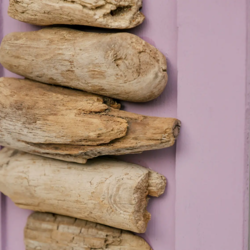 Treibholzbild aus skandinavischen Holz. Die Grundplatte wurde mit Farbe versehen und das Schwemmholz darauf aufgebracht. Nachhaltig und handgefertigt.