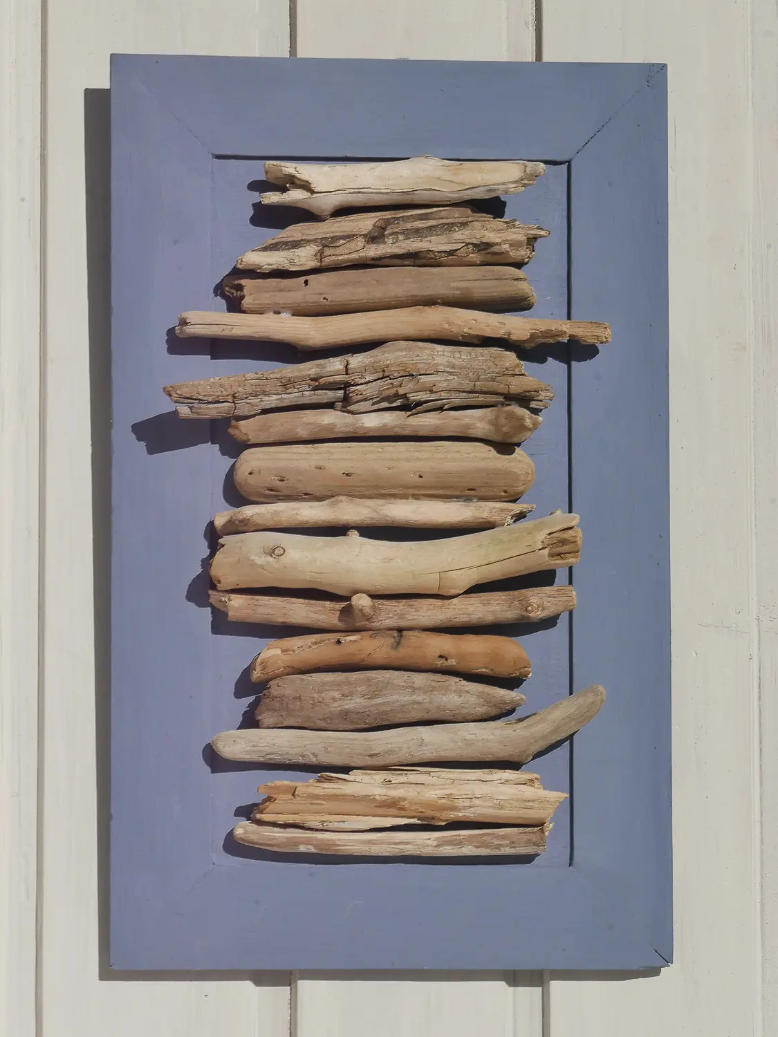 Treibholzbild aus skandinavischen Holz. Die Grundplatte wurde mit Farbe versehen und das Schwemmholz darauf aufgebracht. Nachhaltig und handgefertigt.