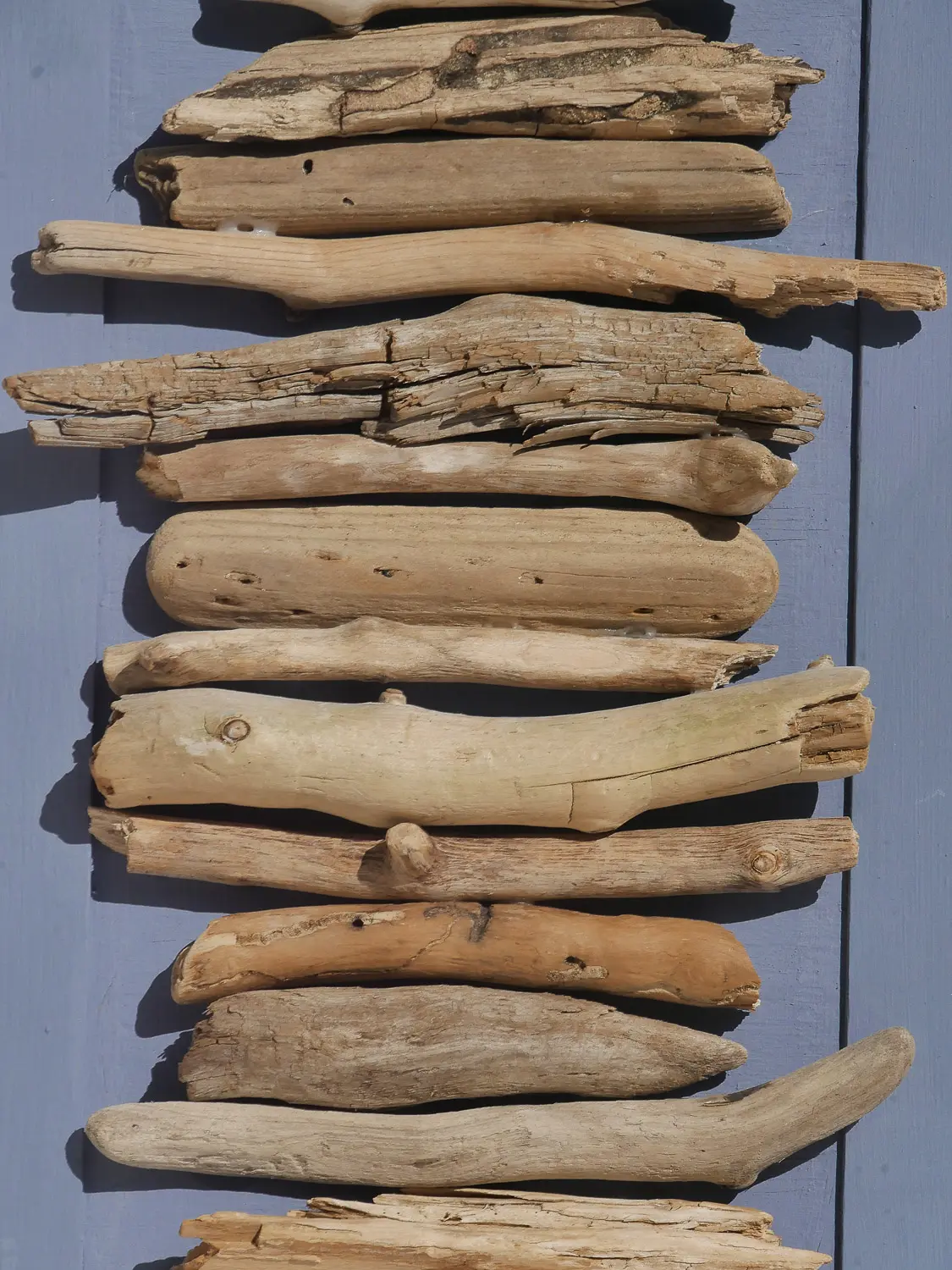 Treibholzbild aus skandinavischen Holz. Die Grundplatte wurde mit Farbe versehen und das Schwemmholz darauf aufgebracht. Nachhaltig und handgefertigt.