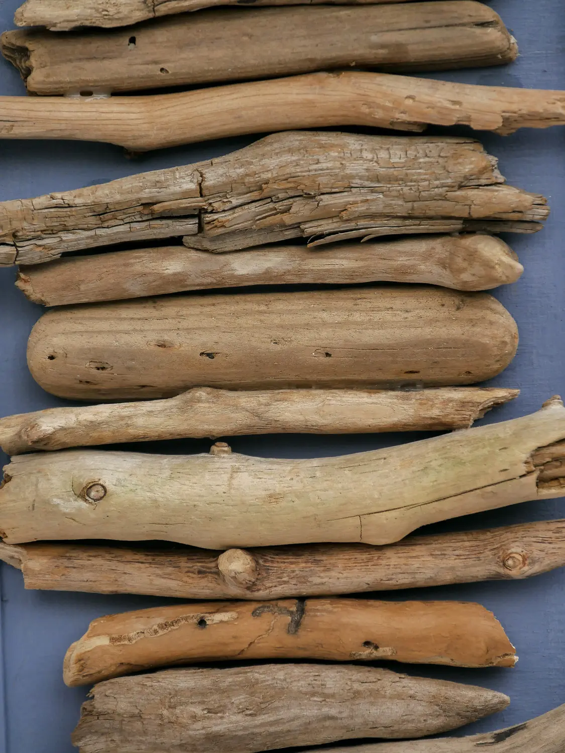 Treibholzbild aus skandinavischen Holz. Die Grundplatte wurde mit Farbe versehen und das Schwemmholz darauf aufgebracht. Nachhaltig und handgefertigt.
