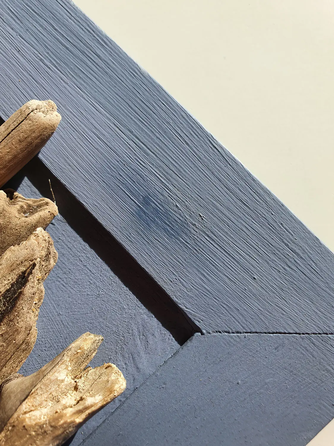 Treibholzbild aus skandinavischen Holz. Die Grundplatte wurde mit Farbe versehen und das Schwemmholz darauf aufgebracht. Nachhaltig und handgefertigt.
