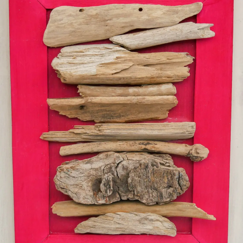 Treibholzbild aus skandinavischen Holz. Die Grundplatte wurde mit Farbe versehen und das Schwemmholz darauf aufgebracht. Nachhaltig und handgefertigt.