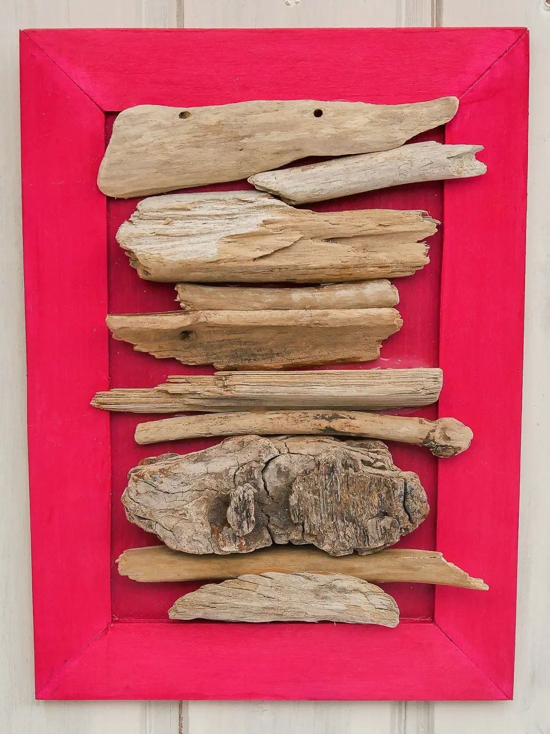 Treibholzbild aus skandinavischen Holz. Die Grundplatte wurde mit Farbe versehen und das Schwemmholz darauf aufgebracht. Nachhaltig und handgefertigt.