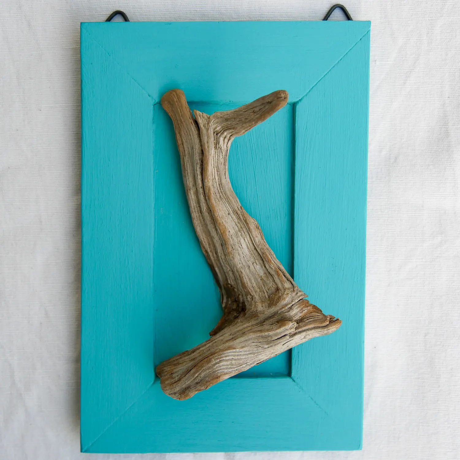 Treibholzbild aus skandinavischen Holz. Die Grundplatte wurde mit Farbe versehen und das Schwemmholz darauf aufgebracht. Nachhaltig und handgefertigt.