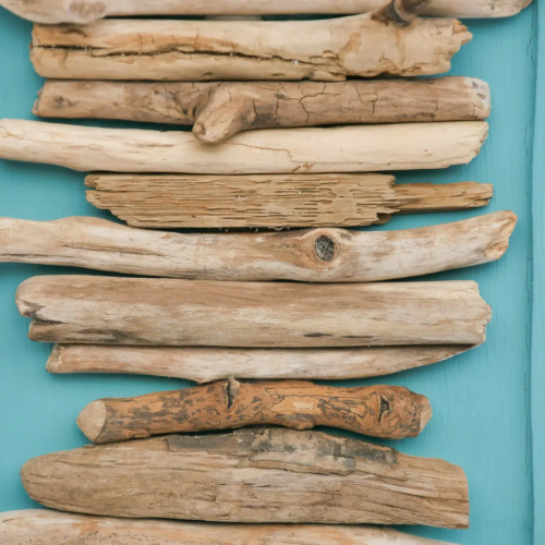 Treibholzbild aus skandinavischen Holz. Die Grundplatte wurde mit Farbe versehen und das Schwemmholz darauf aufgebracht. Nachhaltig und handgefertigt.