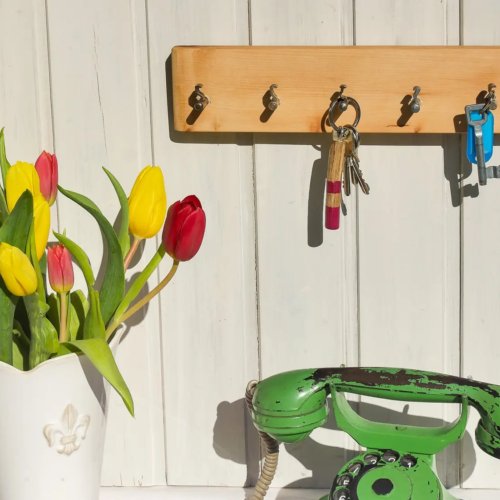 Minimalistisches Garderobenbrett aus Altholz im skandinavischen Stil, Upcycling-Unikat. Schlüsselbrett für dein Zuhause. Nachhaltig & handgefertigt.