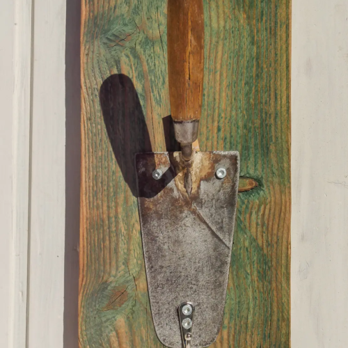 Handgefertigte Garderobe Kellenwerk aus Maurerkelle und hitzebehandeltem Altholz in grün. Nachhaltig & handgefertigt.