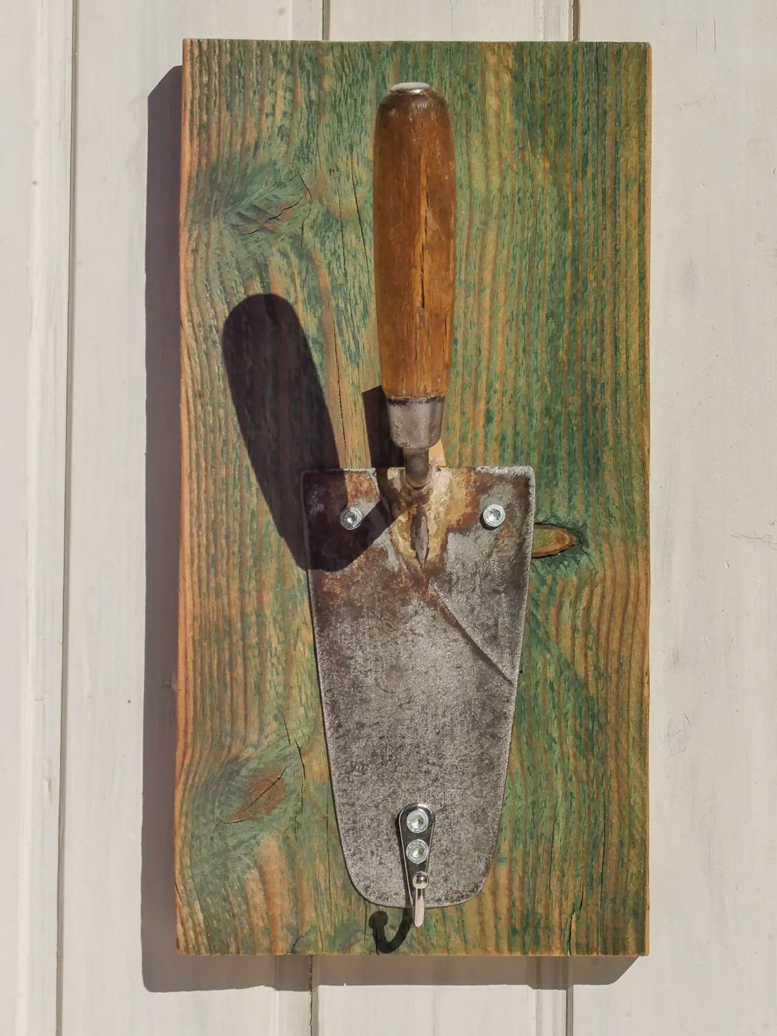 Handgefertigte Garderobe Kellenwerk aus Maurerkelle und hitzebehandeltem Altholz in grün. Nachhaltig & handgefertigt.