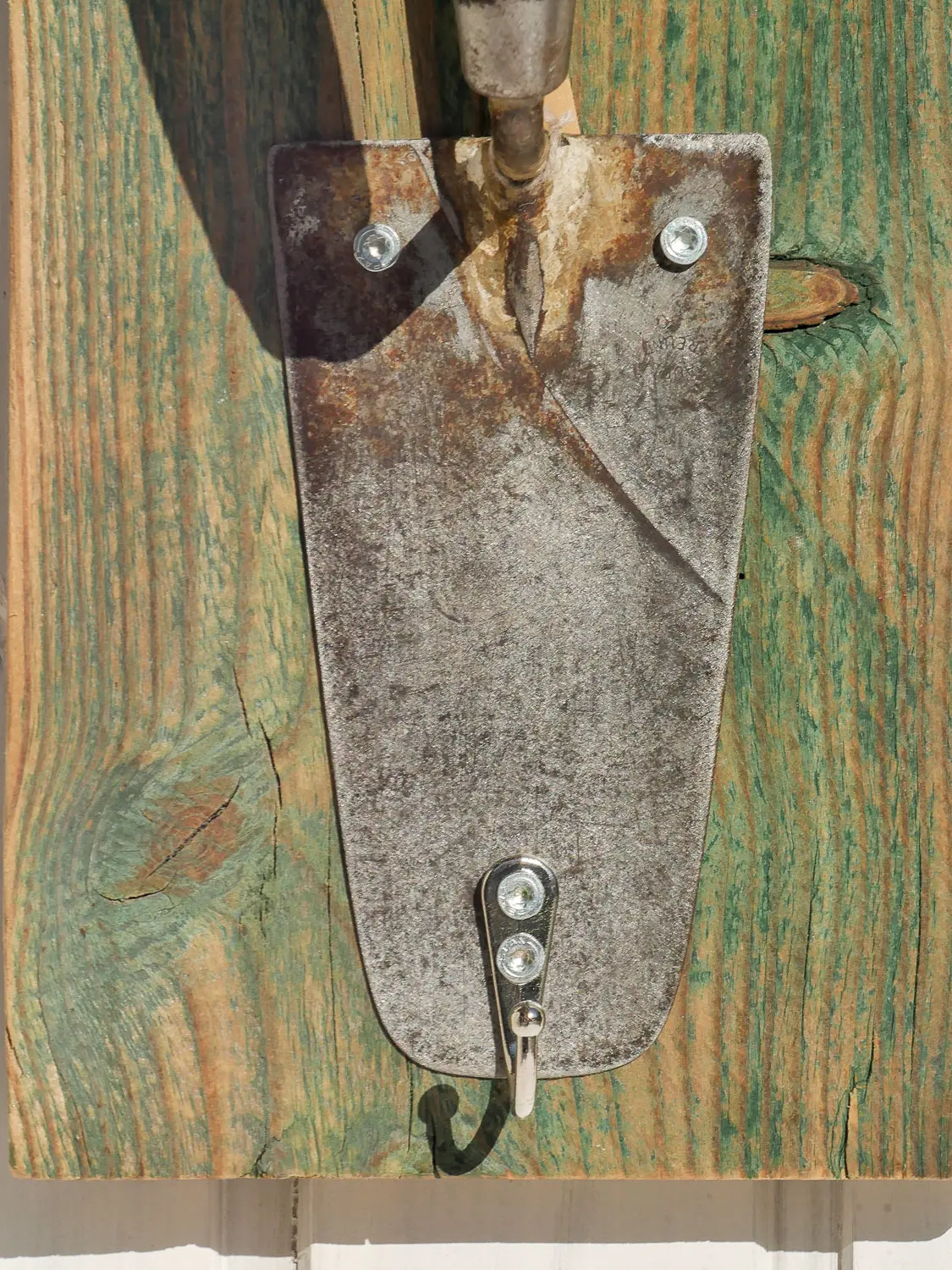 Handgefertigte Garderobe Kellenwerk aus Maurerkelle und hitzebehandeltem Altholz in grün. Nachhaltig & handgefertigt.