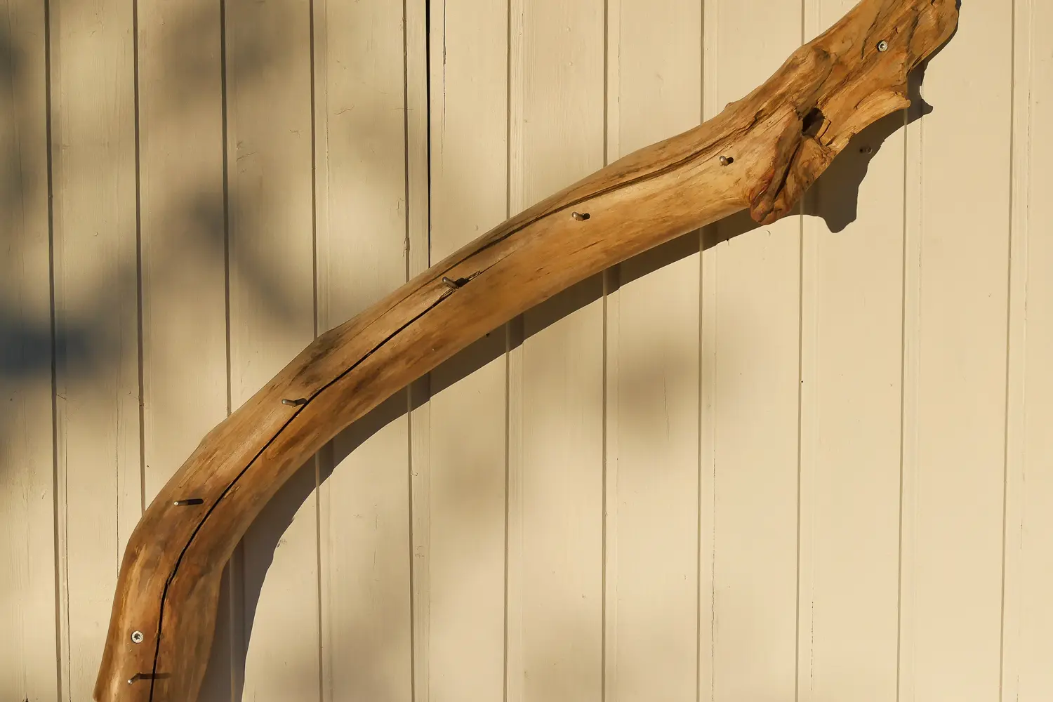 Handgemachte Wandgarderobe Windwurf aus entrindetem Ast mit 6 Haken. Natürlich nachhaltig.