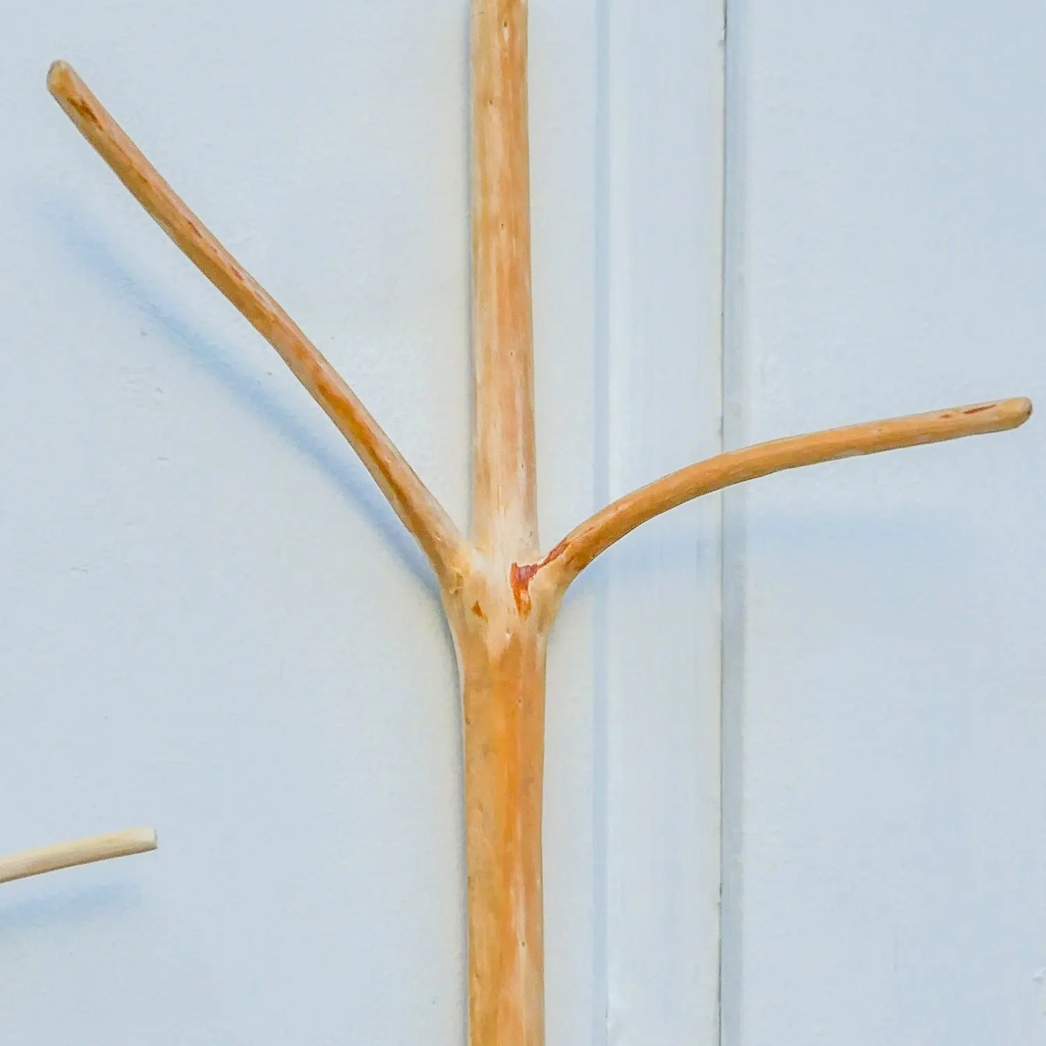 Wandhaken aus Astwerk gefertigt. Entrindet und geschliffen in natürlichen Look. Nachhaltig und handgefertigt.
