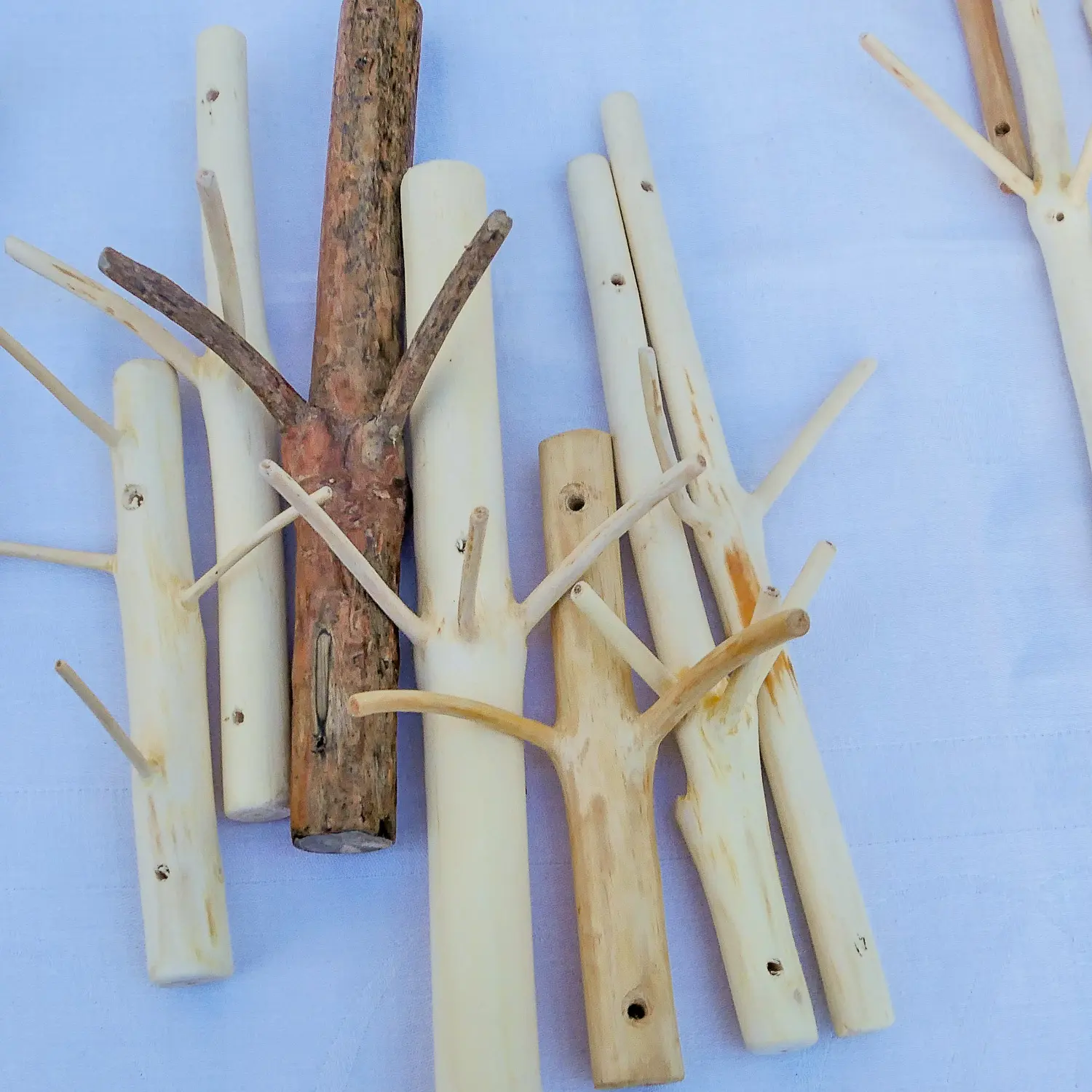 Wandhaken aus Astwerk gefertigt. Entrindet und geschliffen in natürlichen Look. Nachhaltig und handgefertigt.