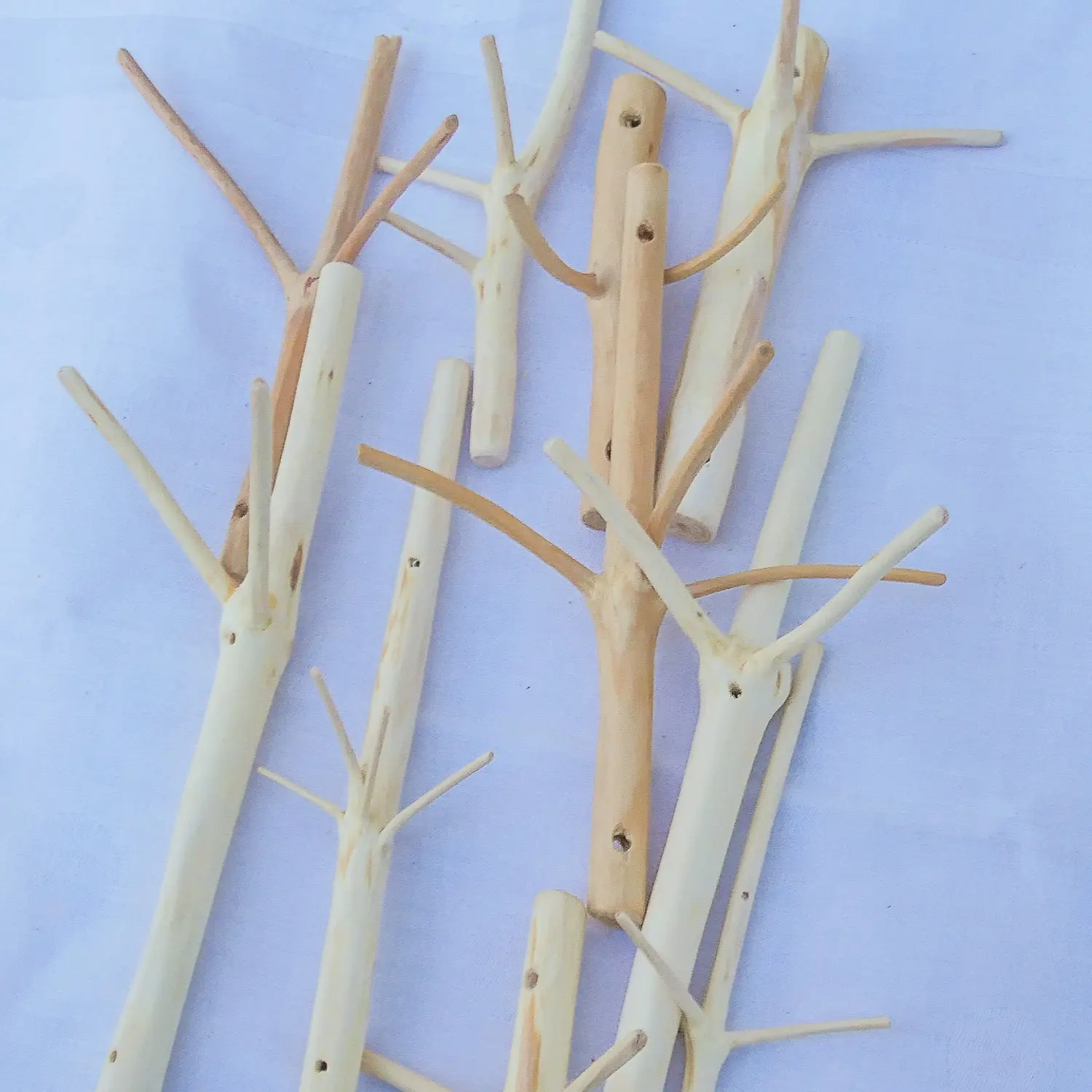 Wandhaken aus Astwerk gefertigt. Entrindet und geschliffen in natürlichen Look. Nachhaltig und handgefertigt.
