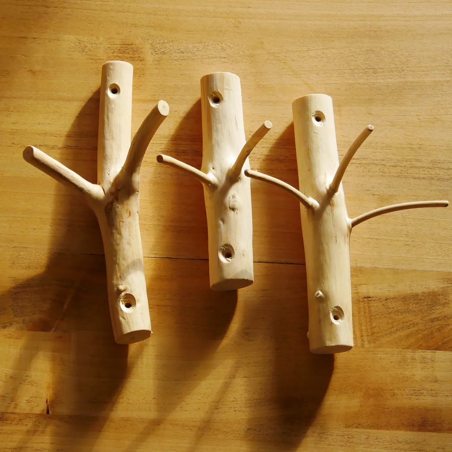 Wandhaken aus Astwerk gefertigt. Entrindet und geschliffen in natürlichen Look. Nachhaltig und handgefertigt. Größe L