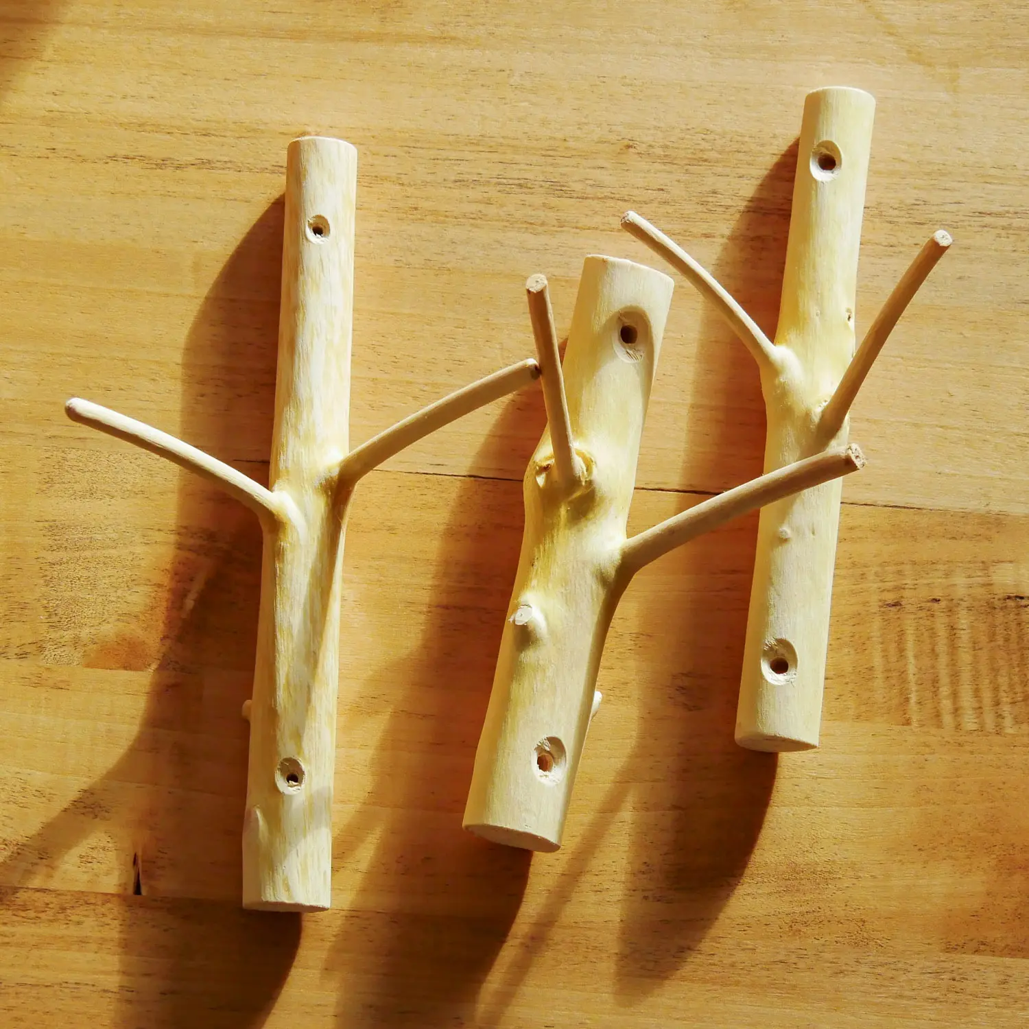 Wandhaken aus Astwerk gefertigt. Entrindet und geschliffen in natürlichen Look. Nachhaltig und handgefertigt. Größe M