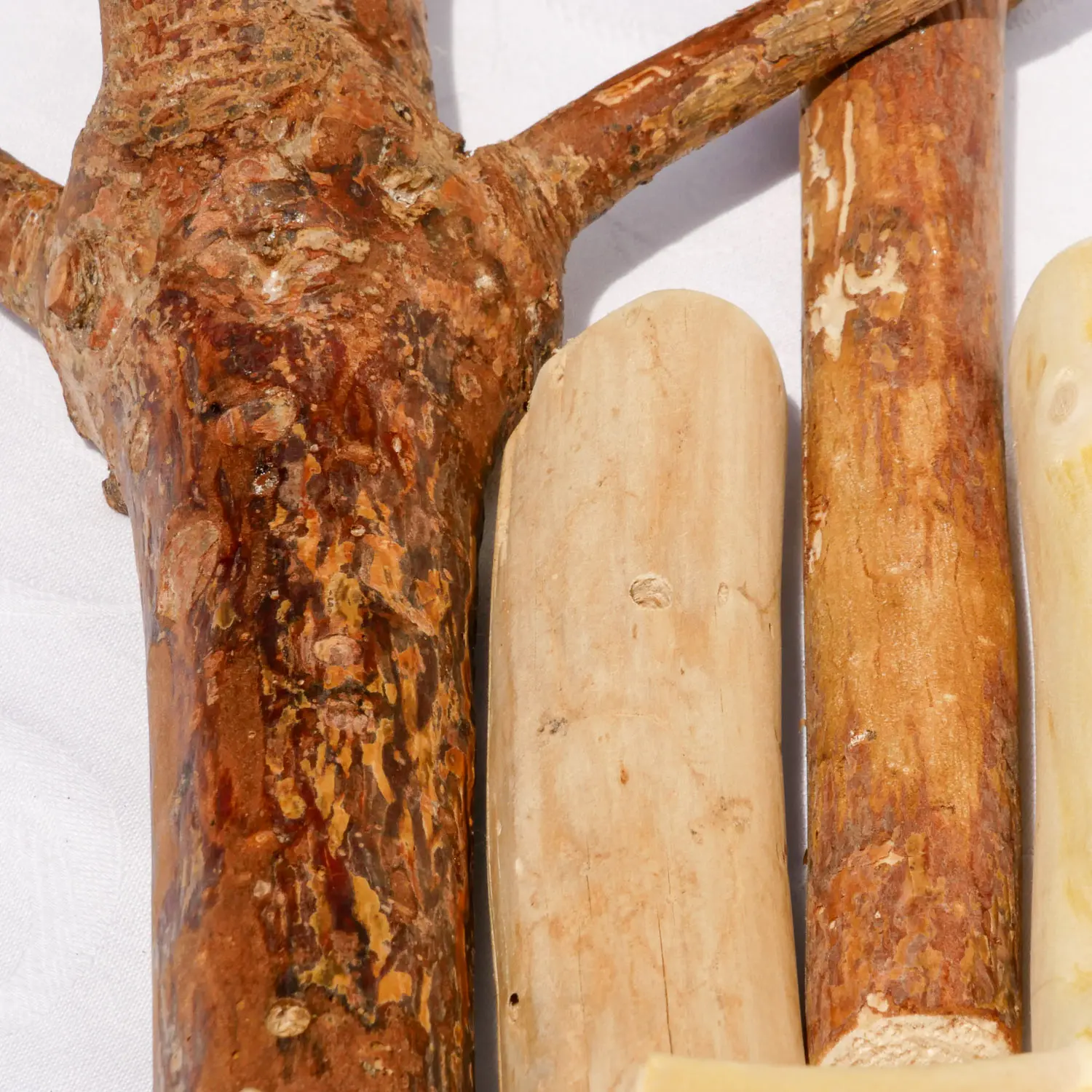Wandhaken aus Astwerk gefertigt. Entrindet und geschliffen in natürlichen Look. Nachhaltig und handgefertigt.
