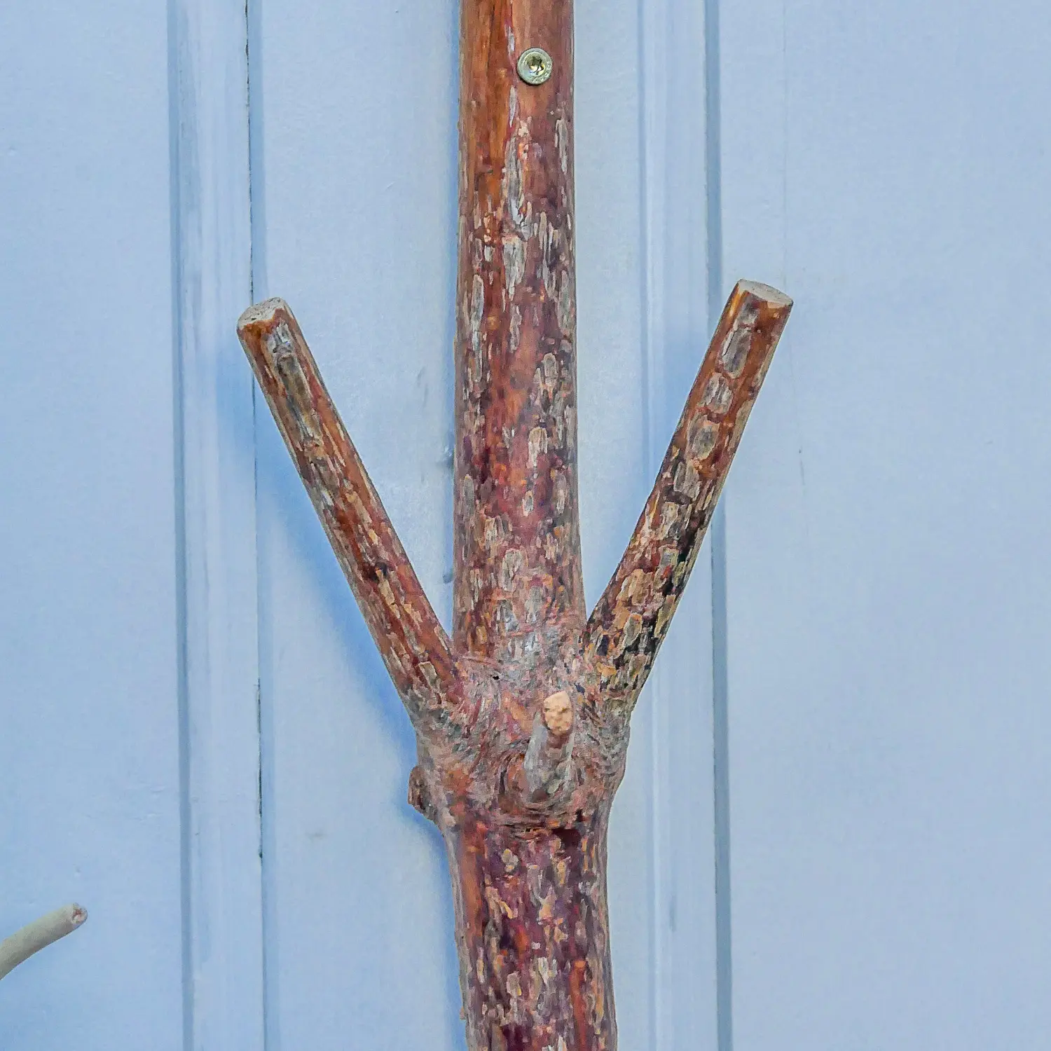 Wandhaken aus Astwerk gefertigt. Entrindet und geschliffen in natürlichen Look. Nachhaltig und handgefertigt.