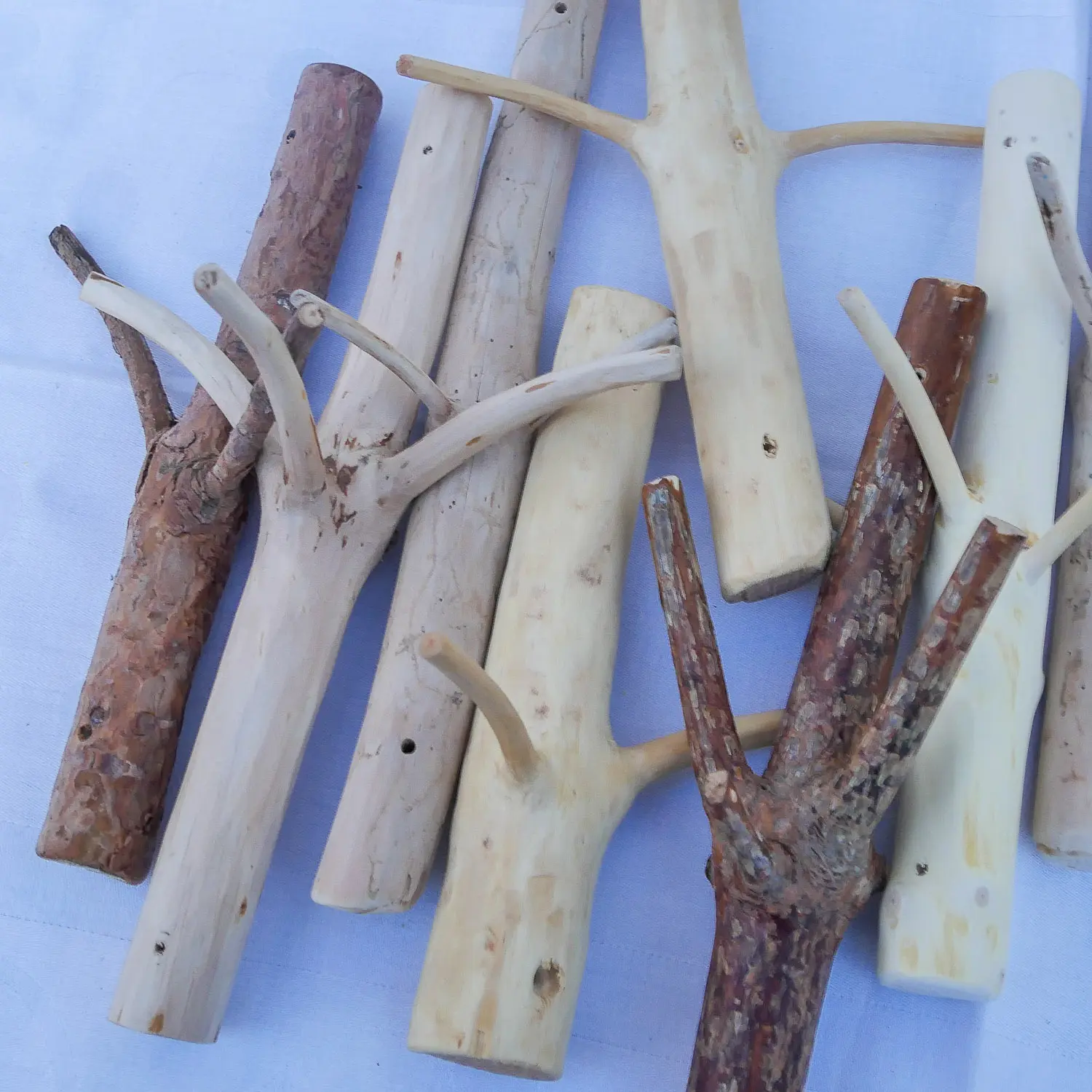 Wandhaken aus Astwerk gefertigt. Entrindet und geschliffen in natürlichen Look. Nachhaltig und handgefertigt.