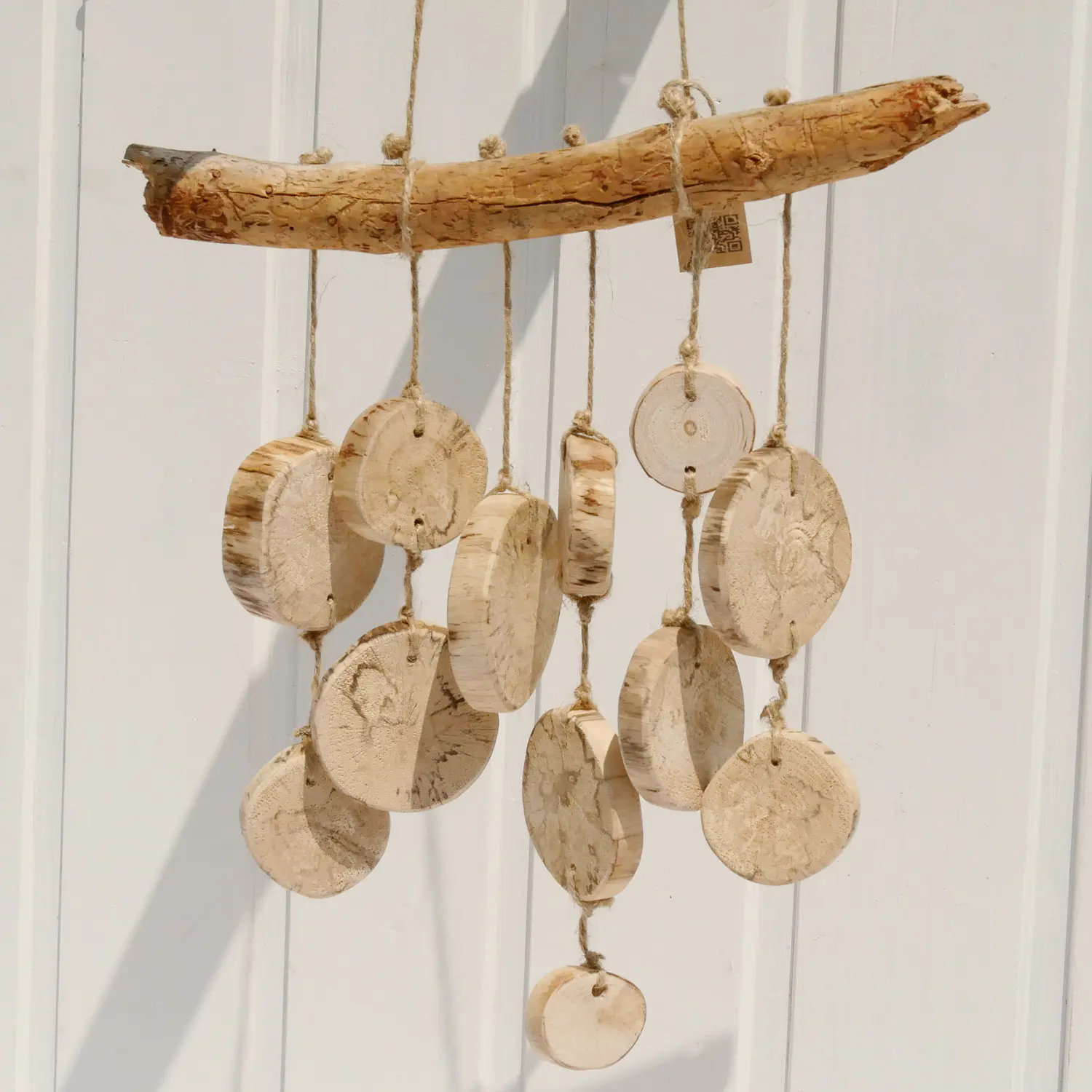 Handgemachtes Windspiel Holz "Rundklang" aus runden Holzscheiben und Treibholz an Juteband. Nachhaltig & handgefertigt.