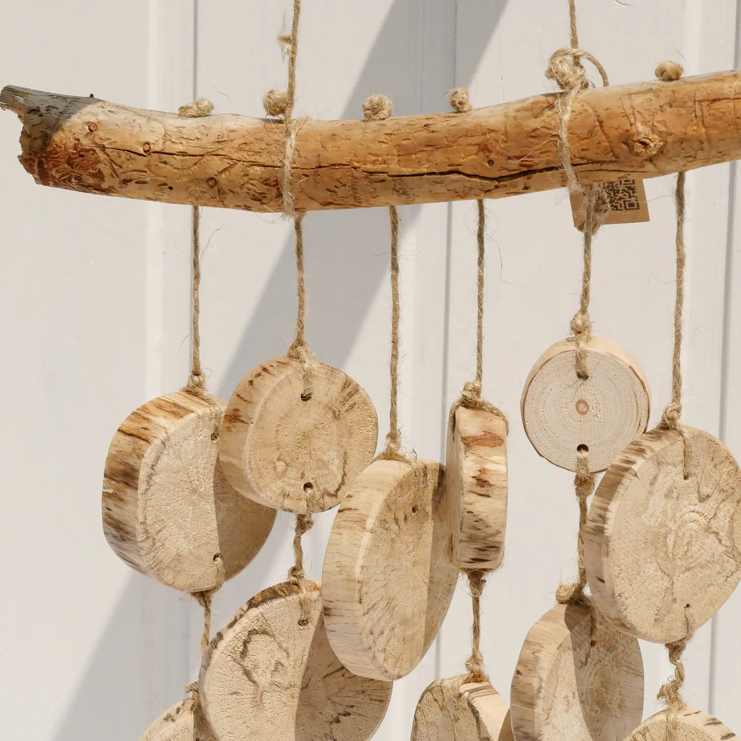 Handgemachtes Windspiel Holz "Rundklang" aus runden Holzscheiben und Treibholz an Juteband. Nachhaltig & handgefertigt.