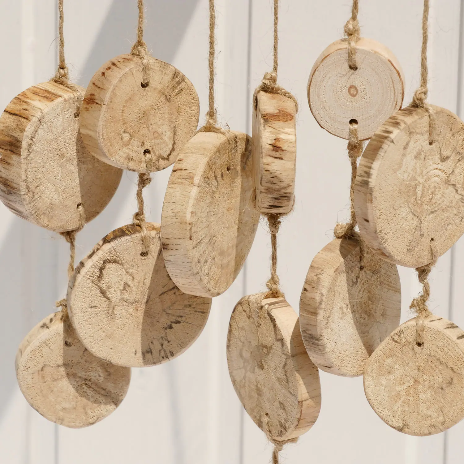 Handgemachtes Windspiel Holz "Rundklang" aus runden Holzscheiben und Treibholz an Juteband. Nachhaltig & handgefertigt.