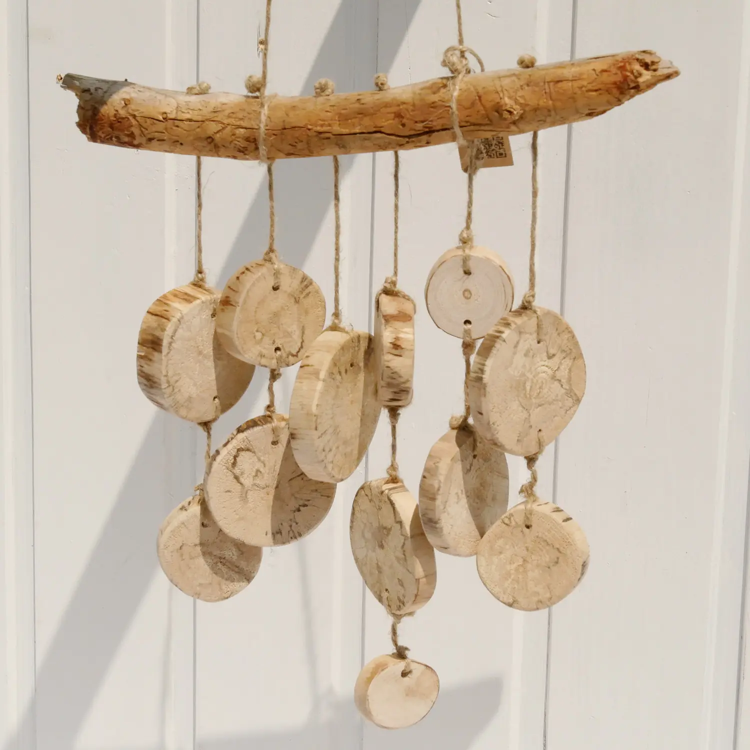 Handgemachtes Windspiel Holz "Rundklang" aus runden Holzscheiben und Treibholz an Juteband. Nachhaltig & handgefertigt.