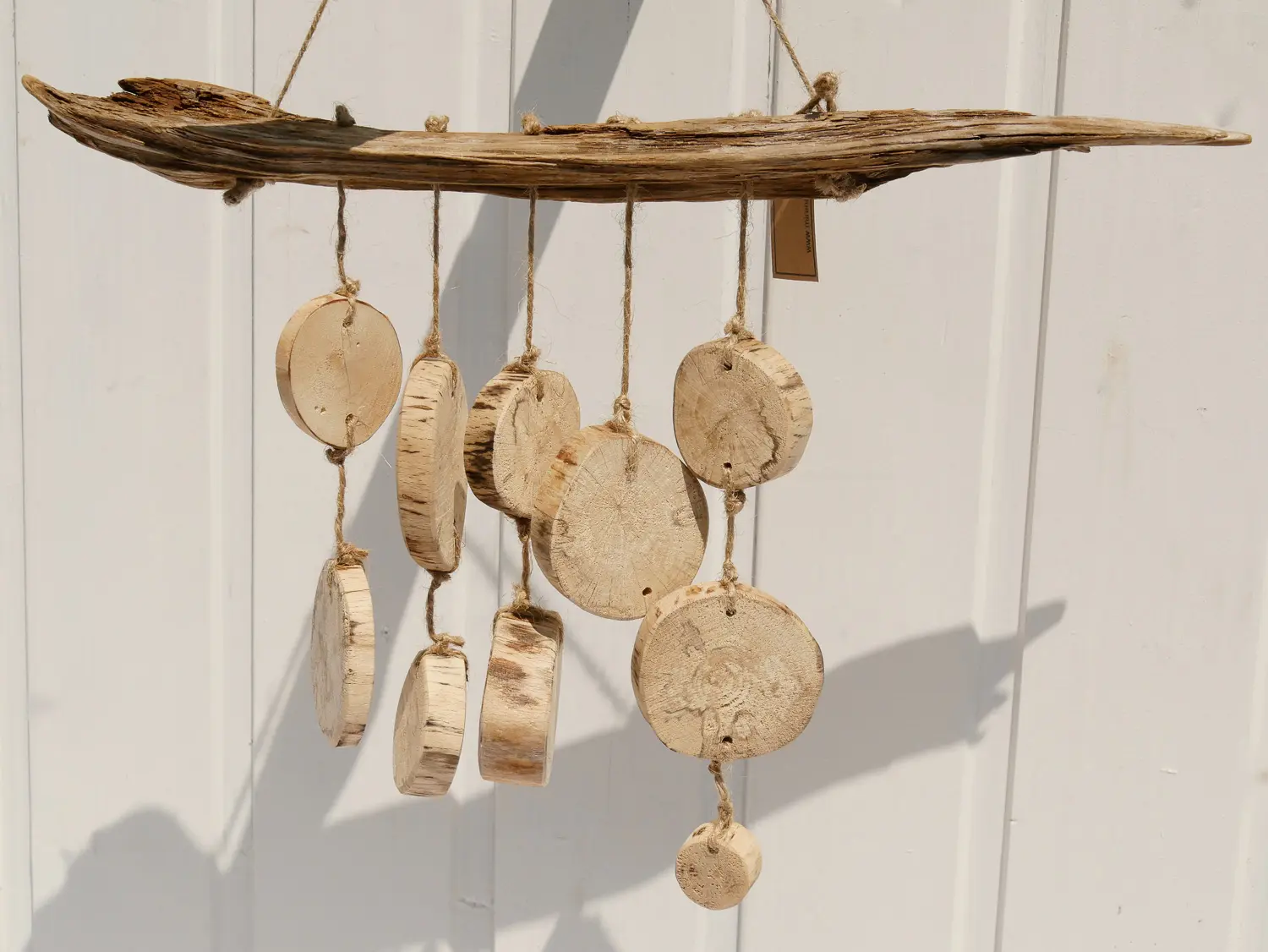 Handgemachtes Windspiel Holz "Rundklang" aus runden Holzscheiben und Treibholz an Juteband. Nachhaltig & handgefertigt.