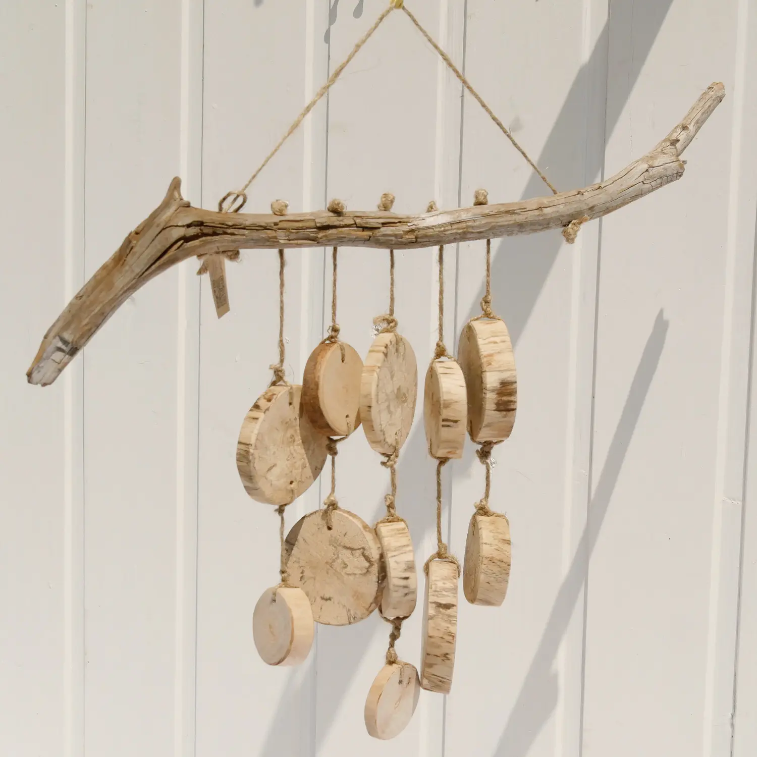 Handgemachtes Windspiel Holz "Rundklang" aus runden Holzscheiben und Treibholz an Juteband. Nachhaltig & handgefertigt.