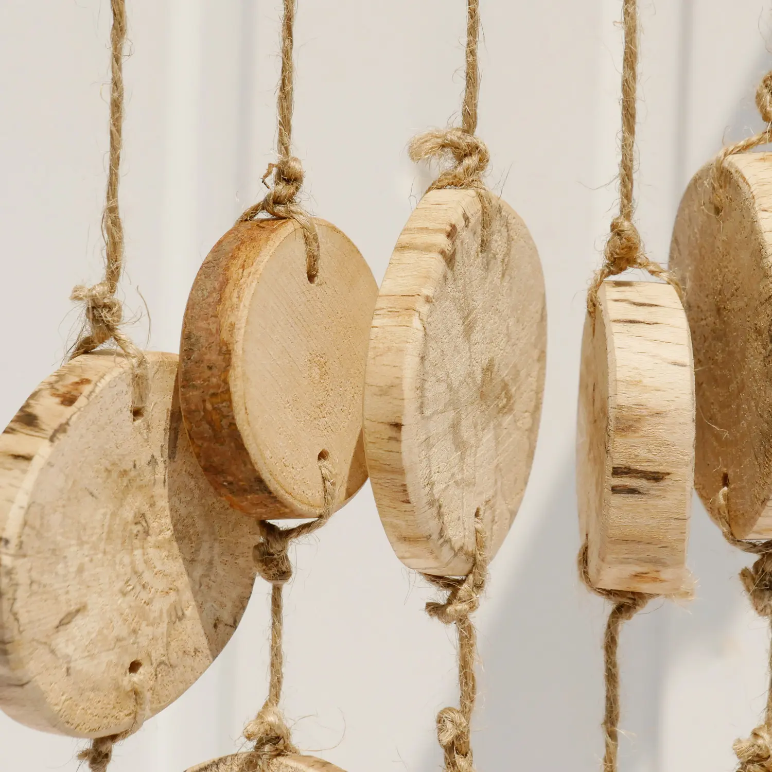Handgemachtes Windspiel Holz "Rundklang" aus runden Holzscheiben und Treibholz an Juteband. Nachhaltig & handgefertigt.